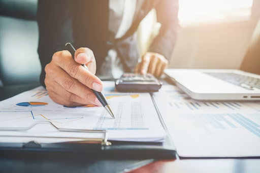 Entenda o que é a contratação de prestação de serviços contábeis, sua importância e atividades que abrange para o sucesso financeiro de um negócio.